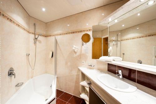Koupelna v ubytování Alpenwellnesshotel Gasteigerhof