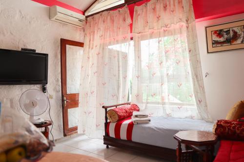 a small bedroom with a bed and a window at Mdiq Chalet in M'diq