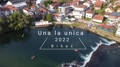 Vue aérienne d'une ville avec une masse d'eau dans l'établissement Una La Unica, à Bihać