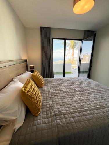 Ένα ή περισσότερα κρεβάτια σε δωμάτιο στο Dona I Apartments at Botanical Garden