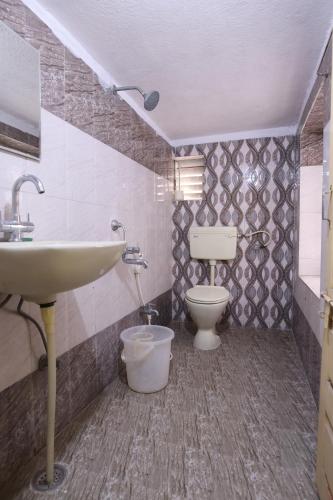 ein Bad mit einem Waschbecken und einem WC in der Unterkunft 1 Room for 4 Guests OR 2 BHK for 4 to 10 Guests with AC for Families in Hyderabad