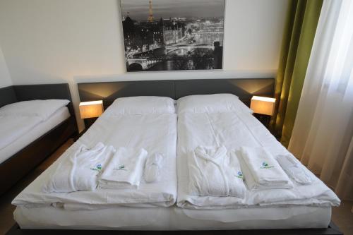 Кровать или кровати в номере Hotel Harmony Medical & Wellness-Free Parking, 1,8km from the center