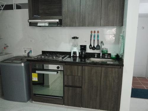 a kitchen with a counter and a stove and a sink at Apartamento en el centro de la ciudad bonita a muy buen precio in Bucaramanga