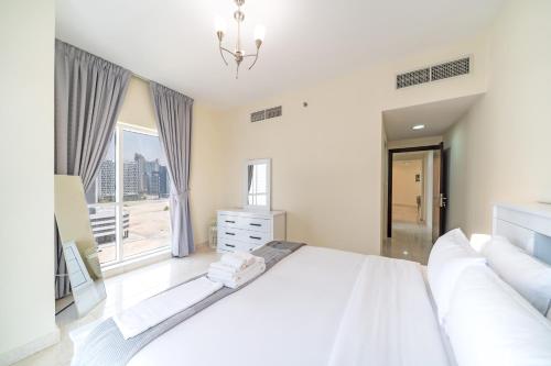 Postel nebo postele na pokoji v ubytování Amazing 1 bedroom balcony business bay Airbetter