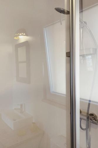a bathroom with a shower and a sink at Monte dos Cachoupos in São Luis