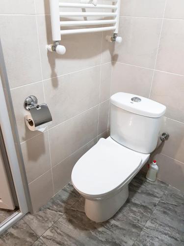 Un baño con un inodoro blanco en una cabina. en Домик у Куры, en Tiflis
