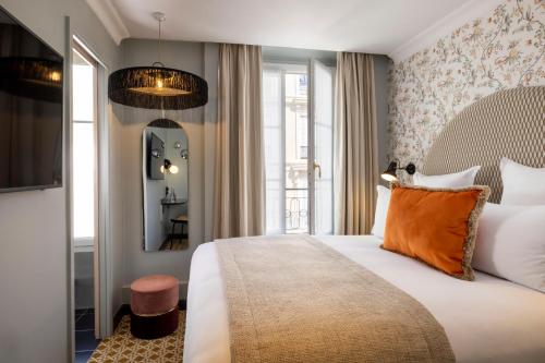 Ένα ή περισσότερα κρεβάτια σε δωμάτιο στο Hôtel Fior d'Aliza