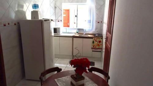 A kitchen or kitchenette at Apartamento a poucos minutos do Aeroporto de Floripa e das Praias do Sul da Ilha