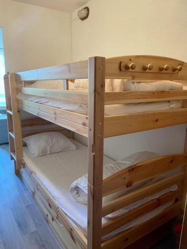 quelques lits superposés dans une chambre dans l'établissement RISOUL 1850 - Appart' 4 personnes ski aux pieds, à Risoul