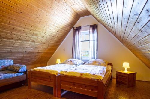 Schlafzimmer im Dachgeschoss mit einem Bett und einem Fenster in der Unterkunft Wohnung Nr 2 - a63733 in Werdum