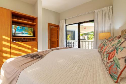 um quarto com uma cama grande e uma varanda em 883 Residencial Casa Linda em Sosúa
