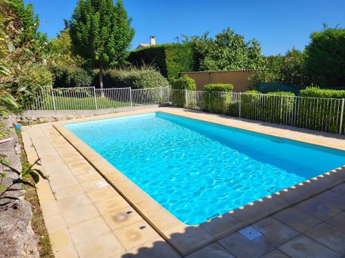 une piscine dans une cour clôturée dans l'établissement Le Pietro, à Uzès