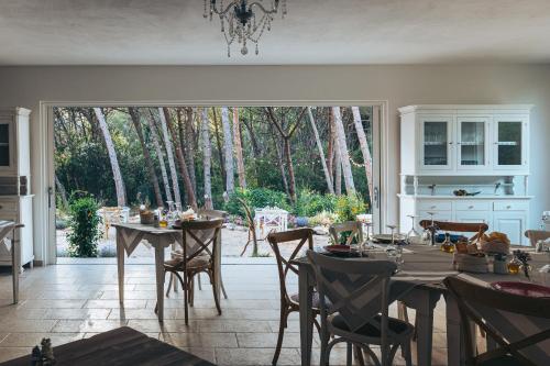 a kitchen and dining room with a table and chairs at Antica Villa Colonica in Sorso