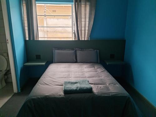 Ένα ή περισσότερα κρεβάτια σε δωμάτιο στο Hasate Guest House ,4 st james street Oakdale Belliville Cape Town South Africa