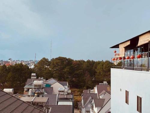 uma vista para uma cidade com casas e telhados em Daruma Home em Da Lat