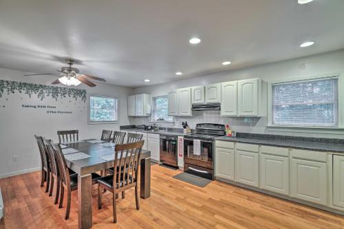 Hot Tub and Yard Stroudsburg Home in Poconosにあるキッチンまたは簡易キッチン