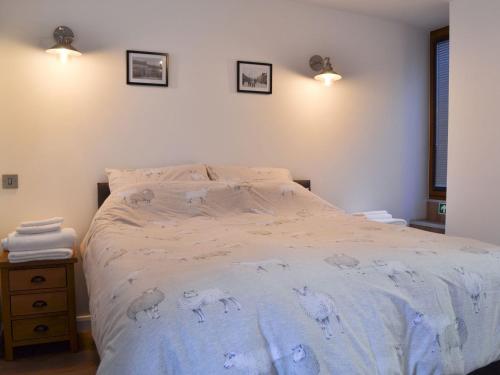 a bed with a blanket with sheep on it at Chunal Apartment - Uk12958 in Glossop