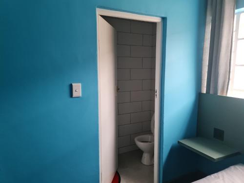 Ένα μπάνιο στο Hasate Guest House ,4 st james street Oakdale Belliville Cape Town South Africa