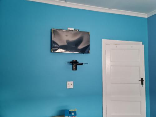 Μια τηλεόραση ή/και κέντρο ψυχαγωγίας στο Hasate Guest House ,4 st james street Oakdale Belliville Cape Town South Africa