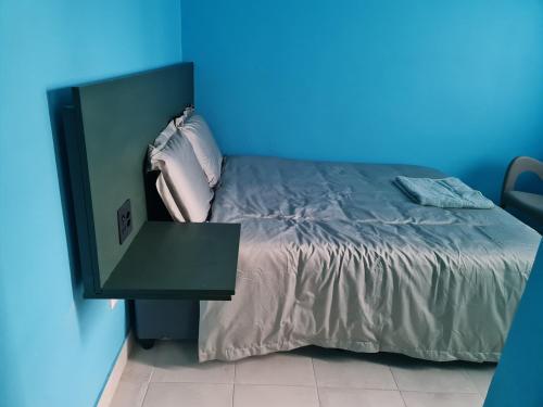 Ένα ή περισσότερα κρεβάτια σε δωμάτιο στο Hasate Guest House ,4 st james street Oakdale Belliville Cape Town South Africa