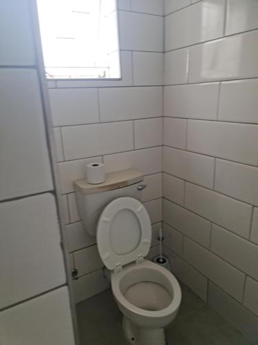 Ένα μπάνιο στο Hasate Guest House ,4 st james street Oakdale Belliville Cape Town South Africa