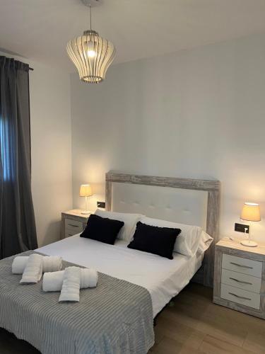 - une chambre avec un grand lit et 2 oreillers dans l'établissement PUERTO BANUS Apartamento PICASSO, à Marbella