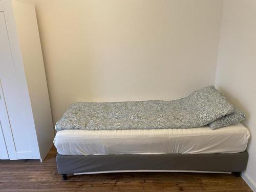 a small bed in a corner of a room at Z.Bilić V&V in Jesteburg