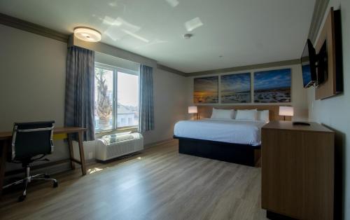 Postel nebo postele na pokoji v ubytování Days Inn by Wyndham Carlsbad
