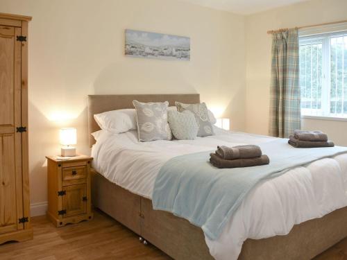 um quarto com uma cama grande com duas almofadas em Drake Lodge em Staithes