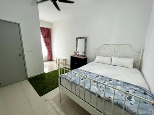 - une chambre avec un lit et un miroir dans l'établissement Muslim Homestay ArRayyan, à Port Dickson