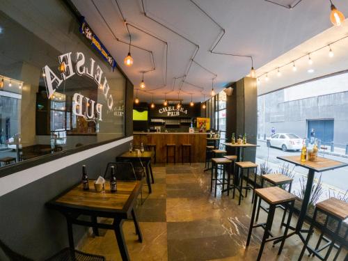 a restaurant with tables and chairs and a bar at Hotel San Francisco Centro Histórico in Mexico City