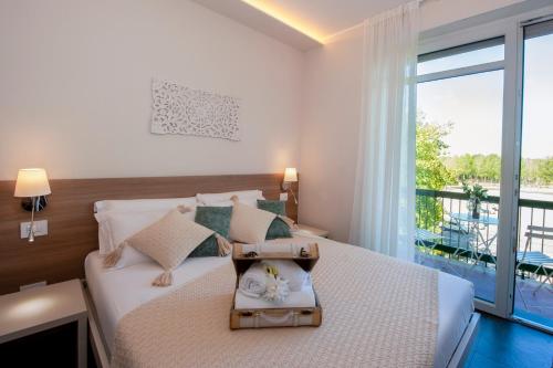 a bedroom with a bed and a balcony at Brichett Deluxe Rooms in Alba