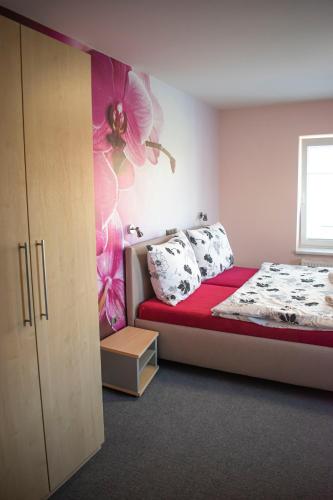 Una cama o camas en una habitación de Hostinec a penzion U sv. Mikuláše