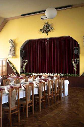 Un restaurante u otro lugar para comer en Hostinec a penzion U sv. Mikuláše