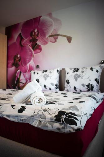 Una cama o camas en una habitación de Hostinec a penzion U sv. Mikuláše