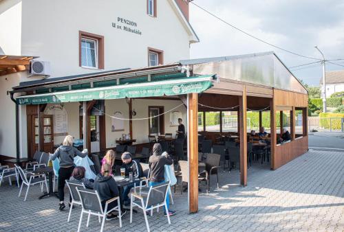 Un restaurante u otro lugar para comer en Hostinec a penzion U sv. Mikuláše
