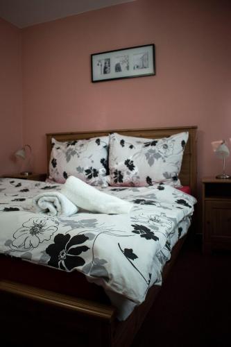 Una cama o camas en una habitación de Hostinec a penzion U sv. Mikuláše