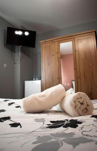Una cama o camas en una habitación de Hostinec a penzion U sv. Mikuláše