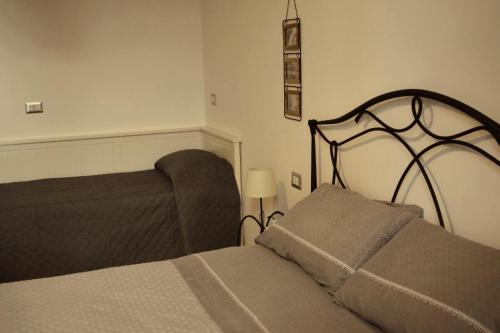 a small bedroom with a bed and a couch at Beans Street Affittacamere in Mola di Bari