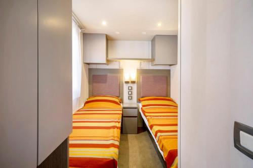 een hal met drie bedden in een kamer bij Camping Grande Italia Belvedere in Chioggia