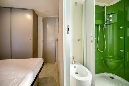 een badkamer met een groene douche en een wastafel bij Camping Grande Italia Belvedere in Chioggia