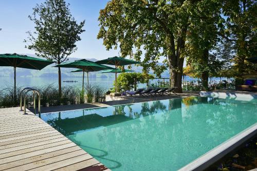 - une piscine avec vue sur l'eau dans l'établissement Seerose Resort & Spa, à Meisterschwanden