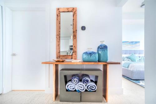 uma sala de estar com uma mesa com um espelho em Lighthouse Point Residences em West Bay
