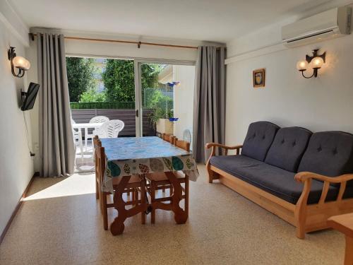- un salon avec un canapé et une table dans l'établissement Payet Apartments, à L'Estartit