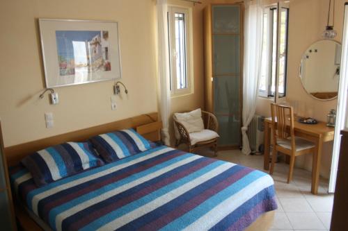 Postel nebo postele na pokoji v ubytování Alkistis Cozy by The Beach Apartment in Ikaria Island inTherma Bay - 2nd Floor