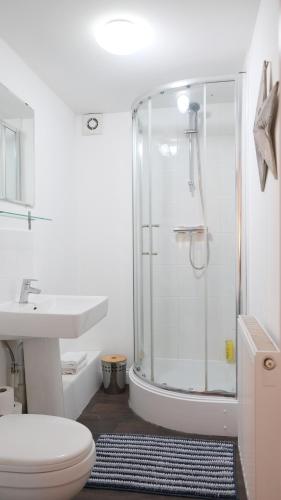 a bathroom with a shower and a toilet and a sink at Free Parking & Garden & Central Contractor in Bedford