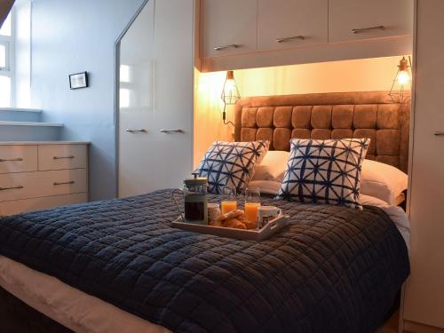 łóżko z tacą z jedzeniem i napojami w obiekcie Skylight w mieście Saltburn-by-the-Sea