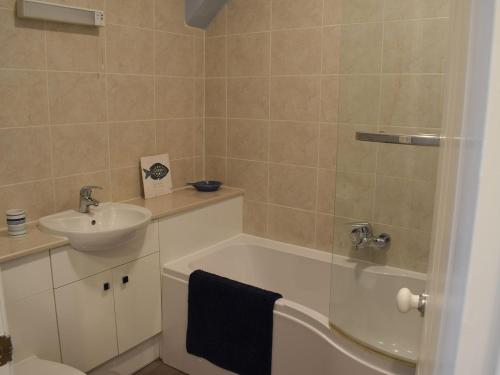 uma casa de banho com um lavatório, uma banheira e um WC. em Skylight em Saltburn-by-the-Sea