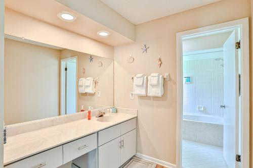 La salle de bains est pourvue d'un lavabo et d'un grand miroir. dans l'établissement River to Sea Retreat, à Palm Coast