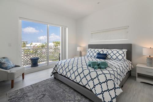 Postel nebo postele na pokoji v ubytování Cayman Luxury Rentals at The Grove